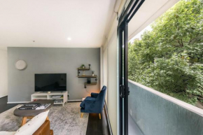Modern Resort-style Stay near Queen Vic Market